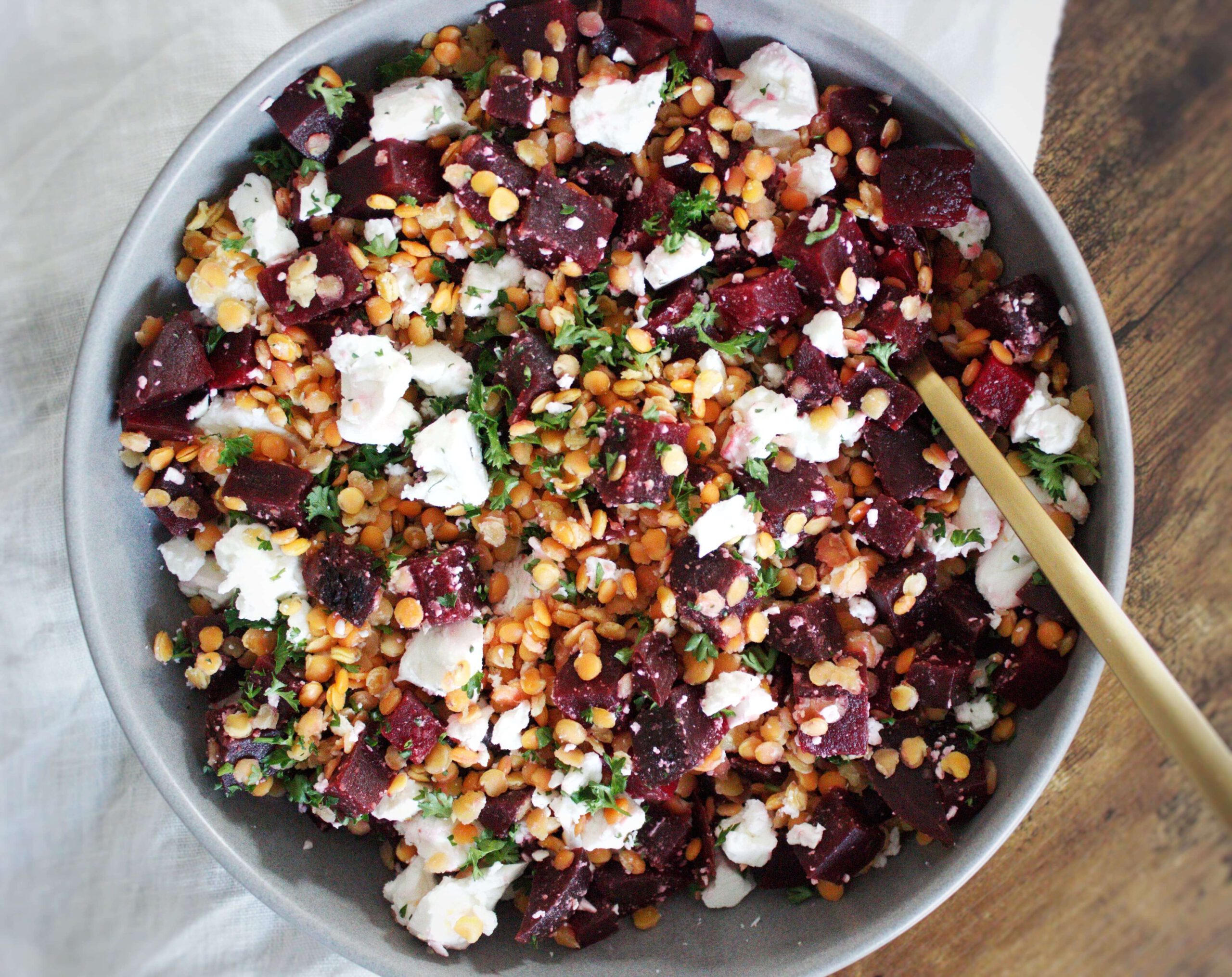 Roter Linsensalat mit Rote Bete und Feta //