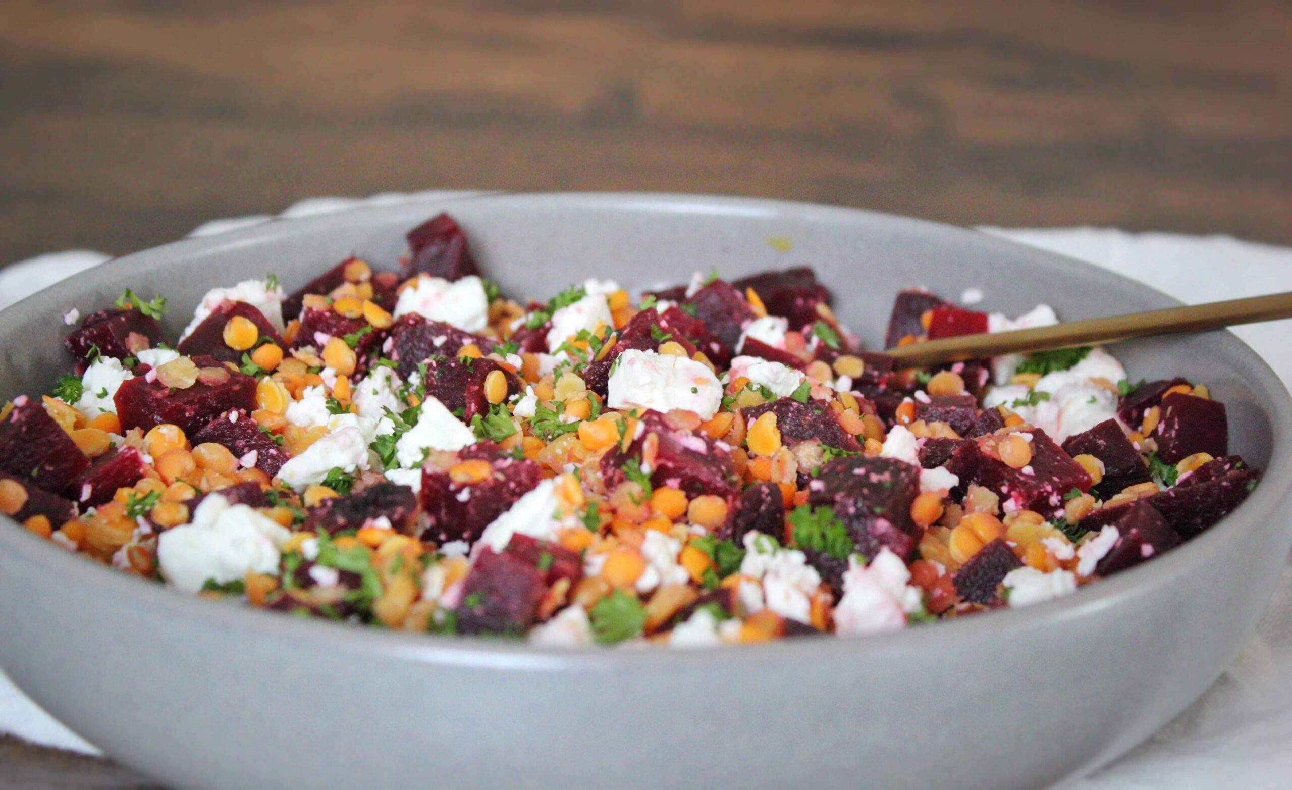 Roter Linsensalat mit Rote Bete und Feta // sei-gesuender.de