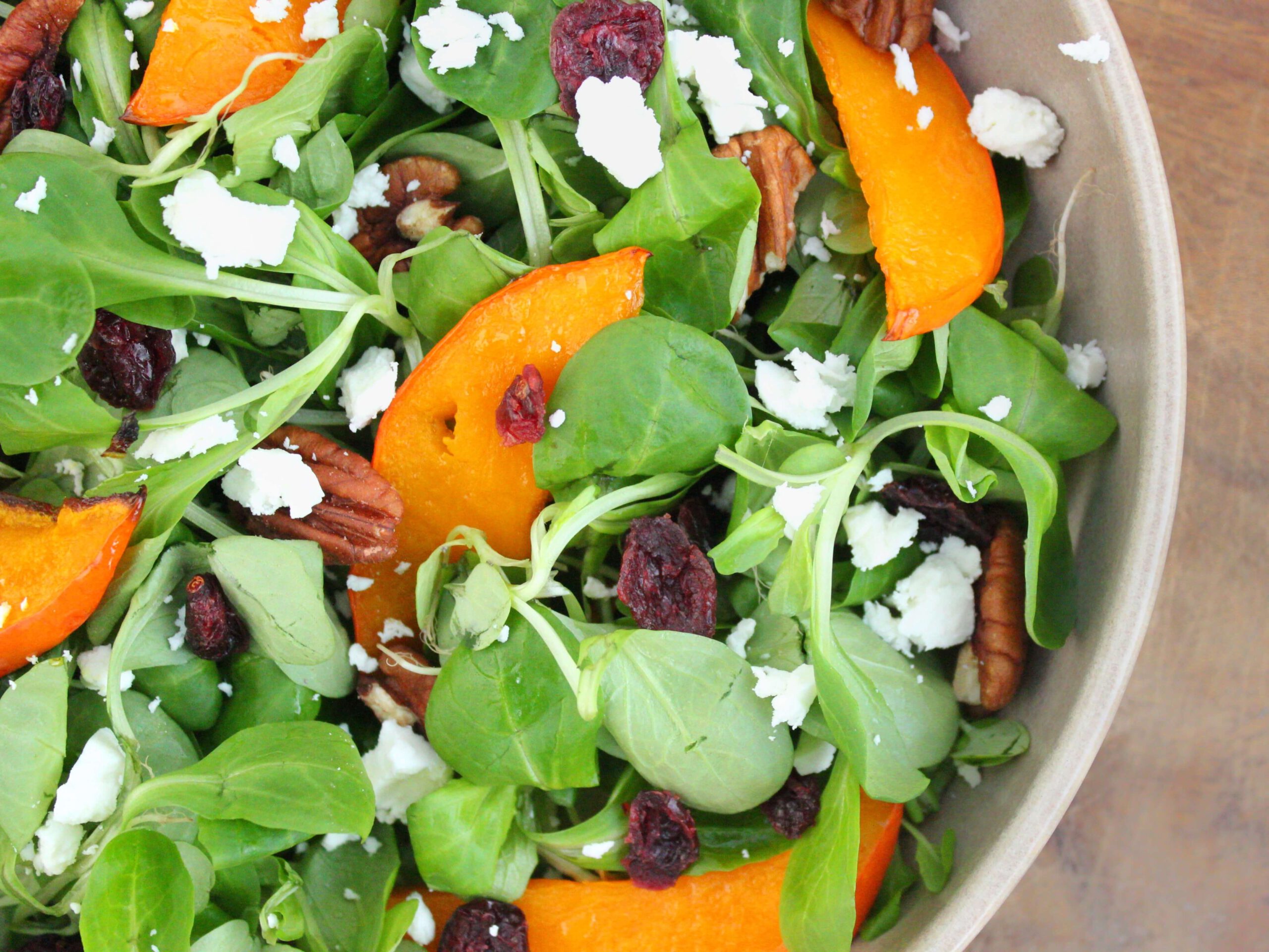 Feldsalat mit Kürbis und Pekannüssen // sei-gesuender.de