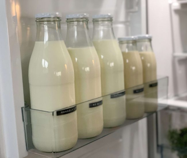 Milchflaschen im Kühlschrank